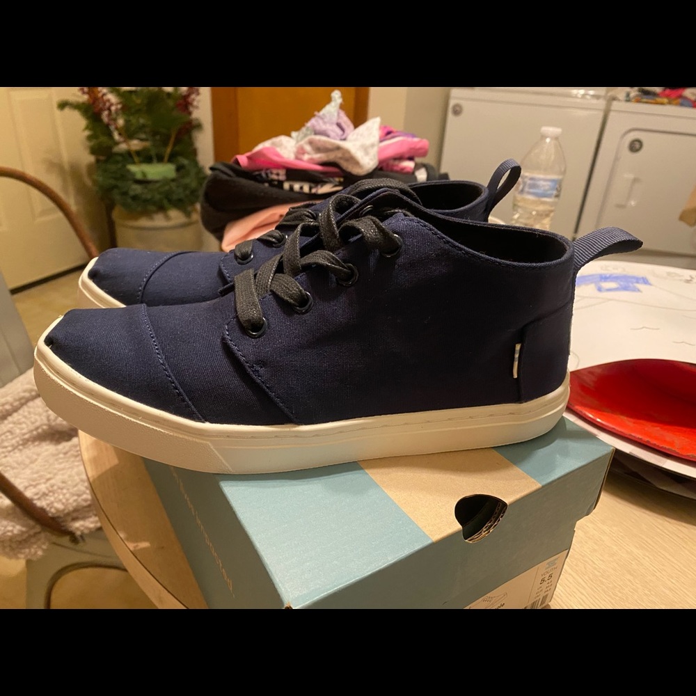 Brand new youth toms canvas sneakers/boots 5.5